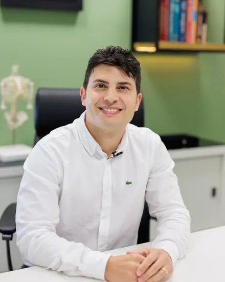 Dr. Allan Ferrari, cirurgião torácico, no consultório em Curitiba